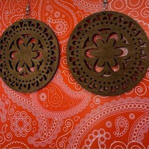 Wood earrings laser cut circular floral design NEW super‎ lightweight NWT